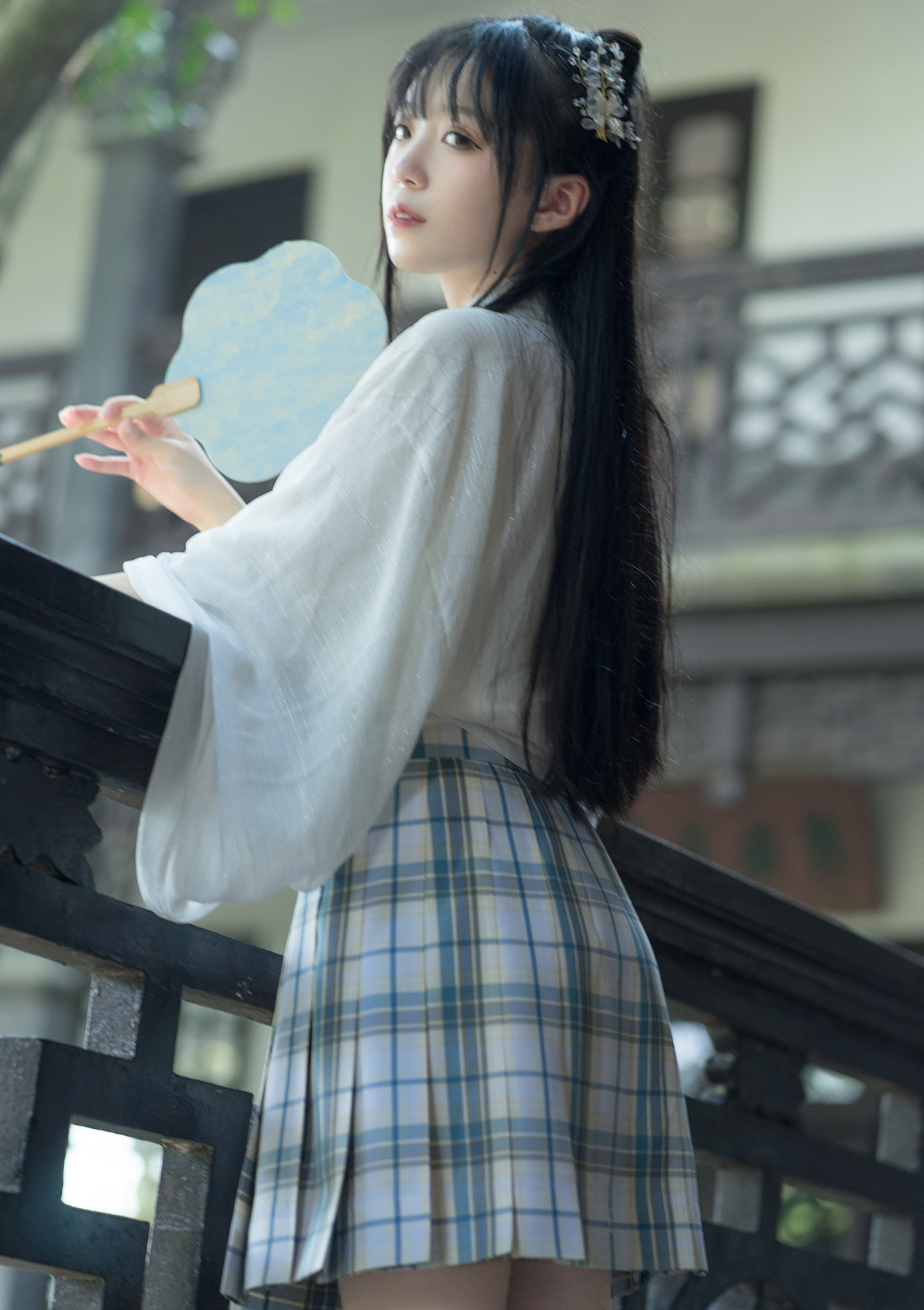 最近流行一种"上半身汉服,下半身jk"穿搭,优雅俏皮,让人喜欢